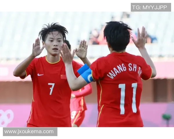 足球明星与女同桌的甜蜜瞬间精彩图片分享